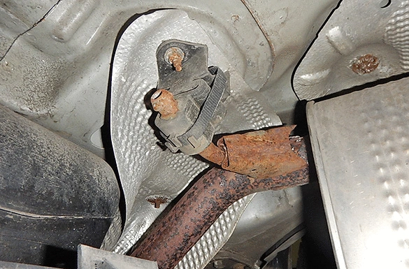 Bracket, muffler (82 22 4338)